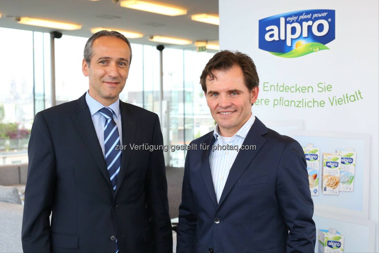 Gerd Trimmal (Geschäftsführer Bioquelle) und Michael Ohlendorf (Commercial Director Alpro D-A-CH): Alpro GmbH: Alpro steigert Umsatz in Österreich um 30 Prozent