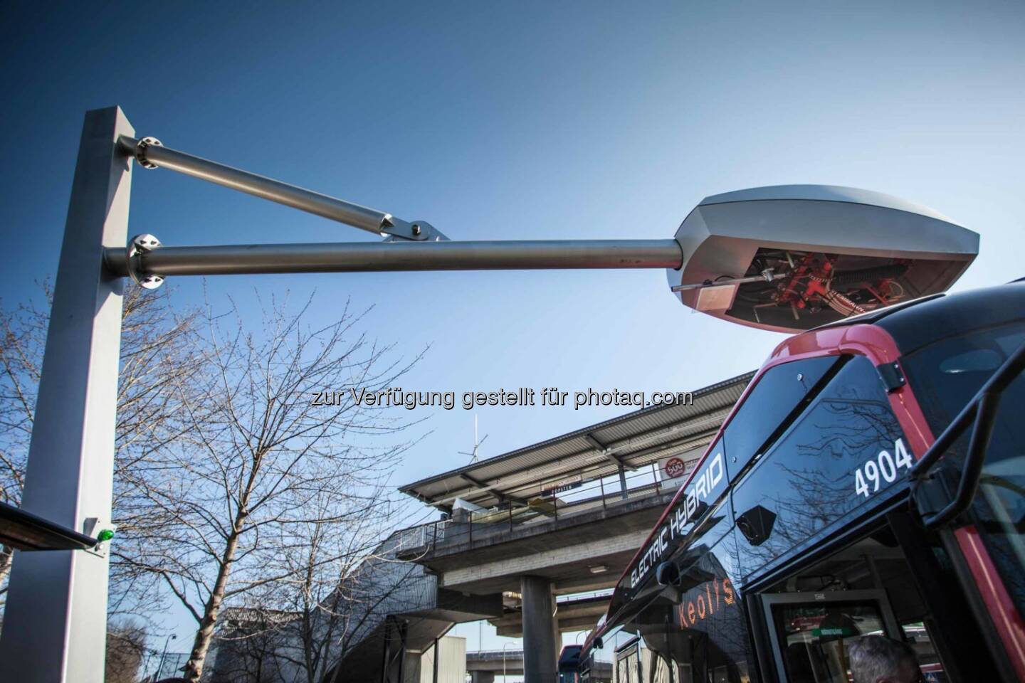 In der schwedischen Hauptstadt Stockholm hat eine mit Elektro-Hybridbussen betriebene Buslinie des Betreibers Stockholm Public Transport (SL) den Linienbetrieb aufgenommen. Die Ladetechnik stammt von Siemens und wurde zusammen mit Vattenfall installiert. 