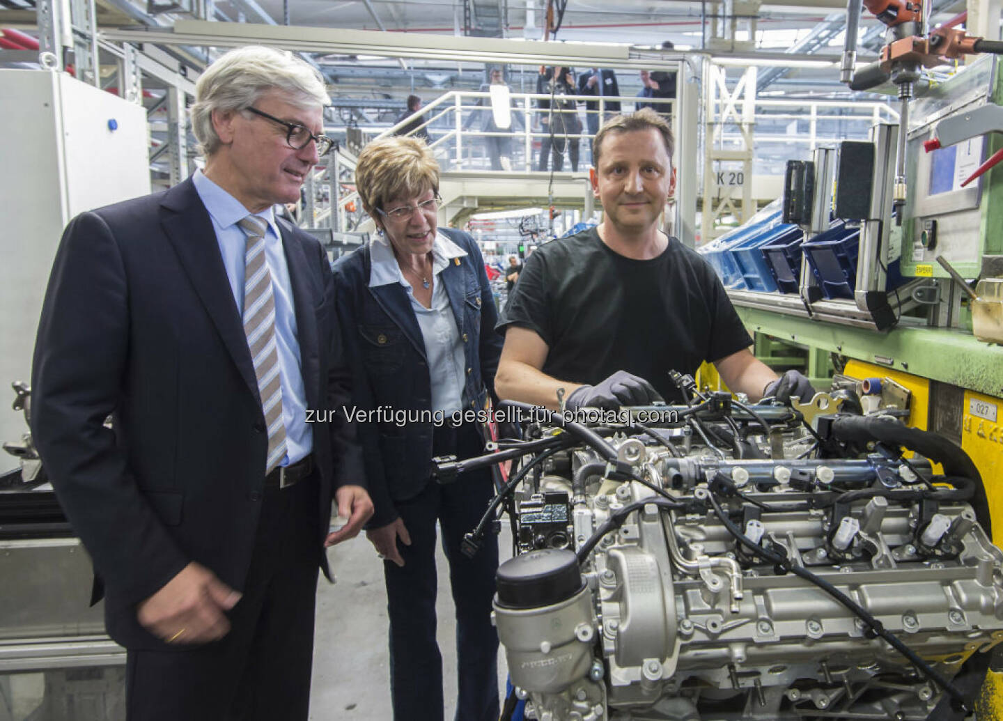 Hansgeorg Niefer (links), Standortverantwortlicher Mercedes-Benz Werk Berlin (links) und die Betriebsratsvorsitzende des Werks Berlin, Ute Hass (Mitte), in der Montage des Mercedes-Benz V6 Dieselmotors OM642: Ausbau des Mercedes-Benz Werks Berlin zum Hightech-Standort für Komponenten zur CO2-Reduktion
