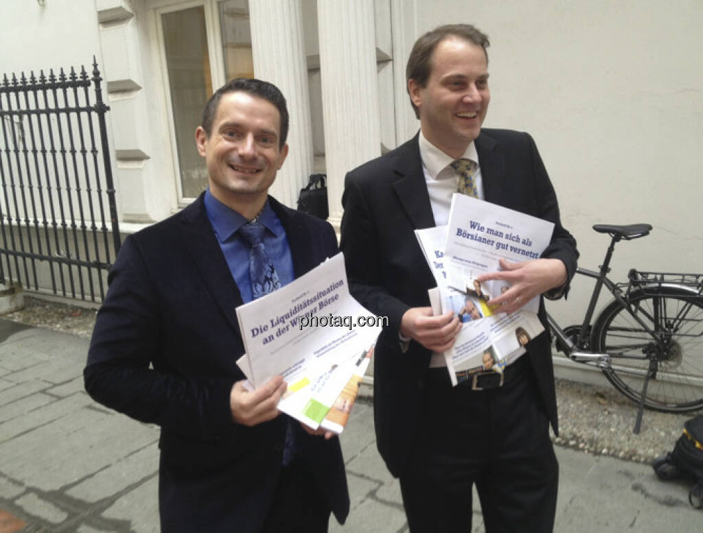 Robert Schittler und Christoph Schultes mit den Fachheften für http://finanzmarktfoto.at/page/index/243 (28.02.2013) 