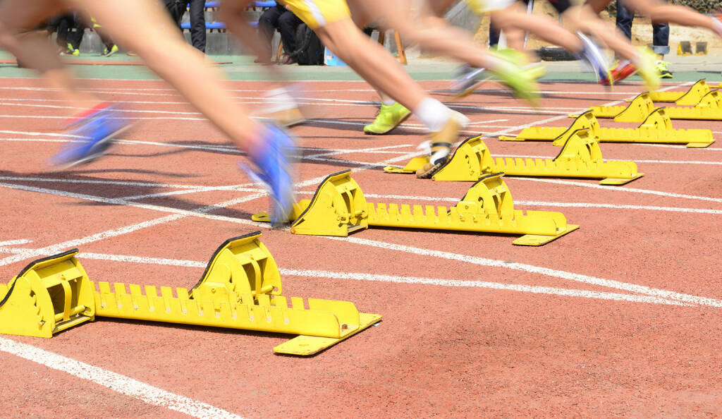 Leichtathletik, Startblöcke, Start, Laufbahn http://www.shutterstock.com/de/pic-271340111/stock-photo-the-athletics-starting-close-up.html (26.05.2015) 