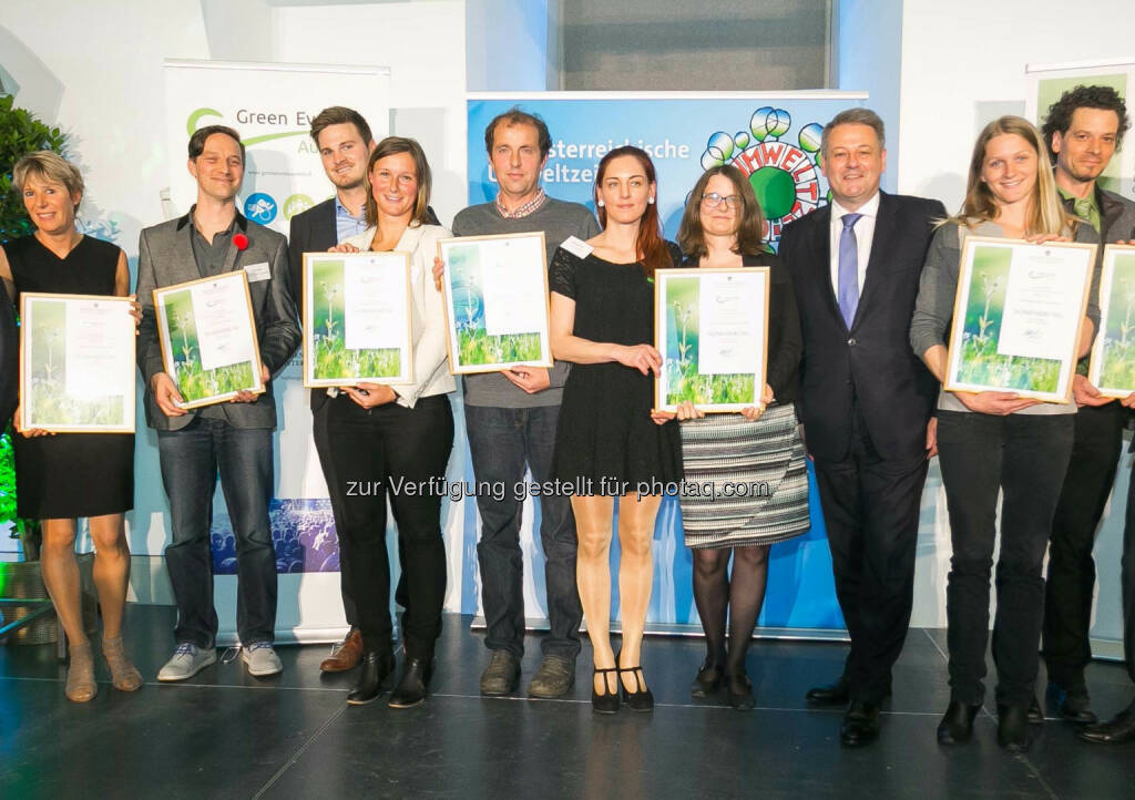 Niki Wiesberger, Projektmanager Golf Open Event GmbH (3.v.l.), und Stephanie Adler, Projektmanagerin Lyoness Greenfinity Foundation (4.v.l.) mit Bundesminister Andrä Rupprechter (3.v.r.) und Nominierten bei der Green Events Austria Gala: Lyoness Europe AG: Greenfinity und Golf Open Event Gmbh erneut bei Green Events Austria Gala ausgezeichnet, © Aussendung (27.05.2015) 