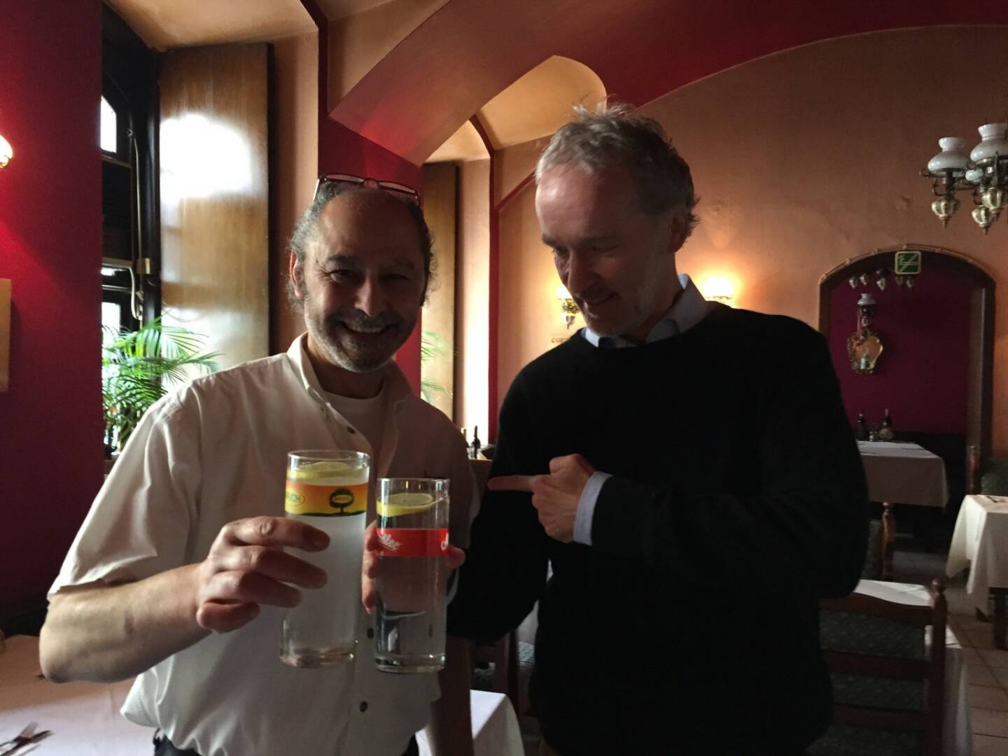 Hakim Hadi (li.), Pizzeria Valentino in der Berggasse 6, spendiert durstig andockenden LäuferInnen ein Glas Soda Zitron oder Wasser. Garantiert unkompliziert