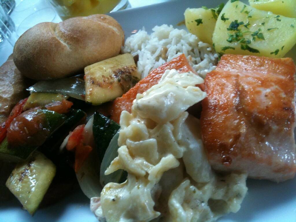 Uniqa HV: Fisch, Lachs, Gemüse, Nudeln, Semmel (28.05.2015) 