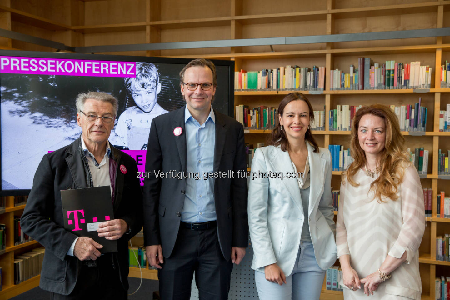 Paul Kral, Projektleiter ConnectedKids, T-Mobile CEO Andreas Bierwirth, BMin Sophie Karmasin und Barbara Zuliani, Lehrerin einer Tablet-Klasse: T-Mobile: „Connected Kids“ hat bereits tausenden Kindern Erprobung digitaler Lernwelt ermöglicht