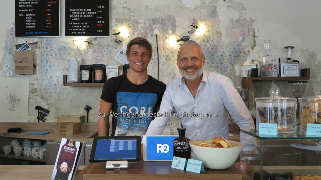 Gründer Christopher Fuchs mit zufriedenem Geschäftsführer der Kaffee Bar Balthasar: ready2order: Einfache und günstige Lösung für die Registrierkassenpflicht, © Aussendung (28.05.2015) 