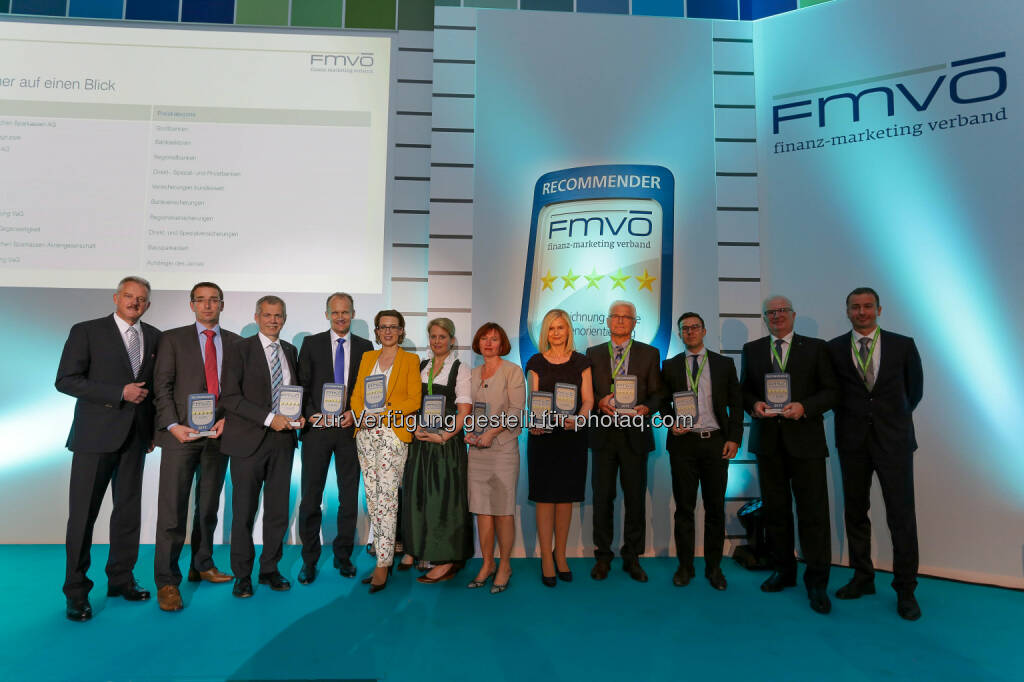 Erich Mayer, Präsident FMVÖ; Christoph Oppitz, Vertriebschef Sparkassen Versicherung AG Vienna Insurance Group; Robert Sturn, Vorstandsdirektor Vorarlberger Landes-Versicherung VaG; Wolfgang Poppe, Bereichsleiter Privatkunden Tiroler Sparkasse Bank AG; Karin Kiedler, Erste Bank der österreichischen Sparkassen AG; Christina Egger, Salzburger Sparkasse Bank AG; Edeltraud Müller, S-Bausparkasse; Sonja Sarközi, Vorstand easybank; Ladislaus Hartl, Vorstandsdirektor des muki Versicherungsverein auf Gegenseitigkeit; Armand Feka, Österreichische Sparkassengruppe; Erik Venningdorf, Vorstandsdirektor GRAWE; Thomas Friedlmayer, Director Sales SAP Österreich - Finanz-Marketing Verband Österreich: Finanz-Marketing Verband Österreich präsentiert die Preisträger des FMVÖ-Recommender-Award 2015 (Bild: www.richardtanzer.com), © Aussendung (29.05.2015)