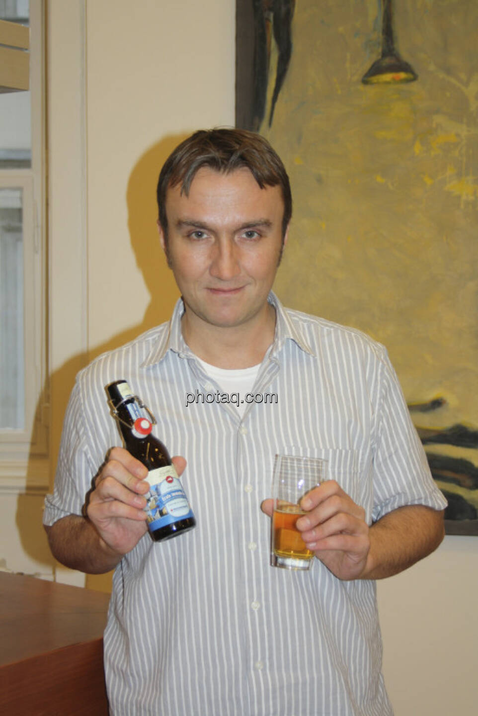 Herbert Gmoser mit dem Bier der Erste Immobilien KAG 
