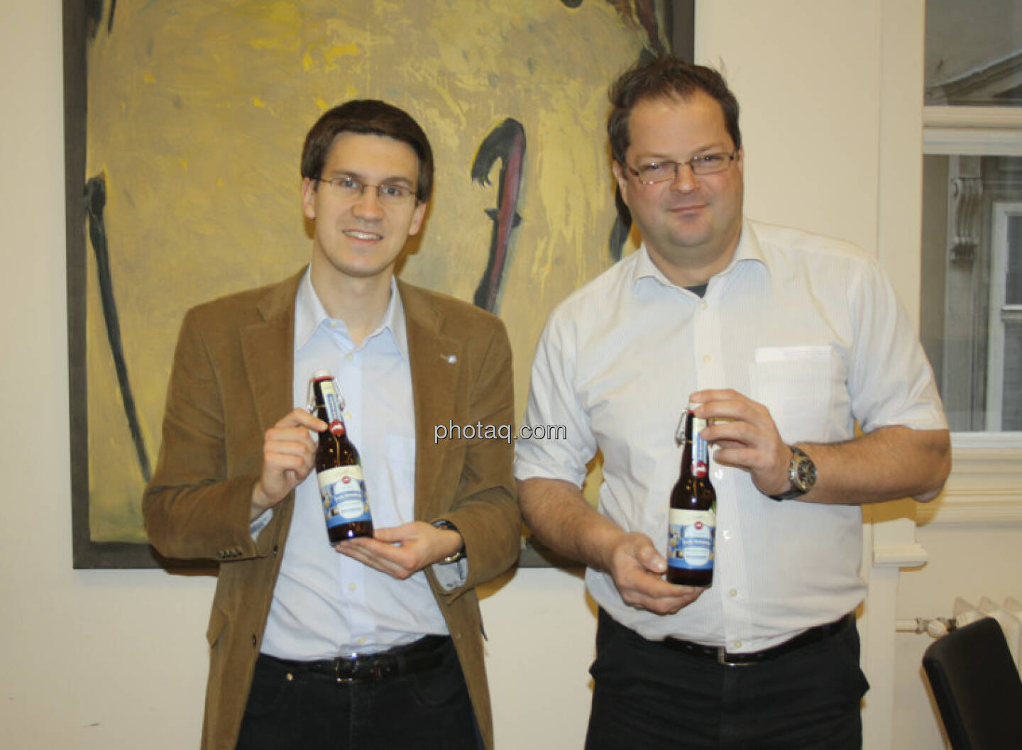 Bernd Hermann, Michael Pfeifer (beide AFA) mit dem Bier der Erste Immobilien KAG  (c) Herbert Gmoser