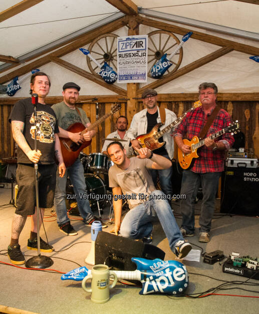 Die Band Hobo Station, die auch am 13. Juni beim ZipfAir rocken wird, und ZipfAir-Veranstalter Daniel Fammler: Brau Union Österreich AG: Zipfer präsentiert Ausblick auf das ZipfAir 2015 und Musik-Studie (C) Brau Union, © Aussender (29.05.2015) 