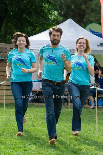 Susanna Zapreva (Geschäftsführerin Wien Energie), Jürgen Smrz (Veranstalter Global 2000 Fairness Run), Leonore Gewessler (Geschäftsführerin Global 2000): Als Auftakt zum Global 2000 Fairness Run presented by Pro Planet setzten rund 100 Läuferinnen und Läufer ein Zeichen gegen unfaire Produktionsbedingungen in der Sportbekleidungsindustrie und beteiligten sich an der Wien Energie Barfuß-Challenge – ganz nach dem Motto: Besser barfuß als unfair. (C) Global 2000 / Leo Hagen, © Aussendung (31.05.2015) 