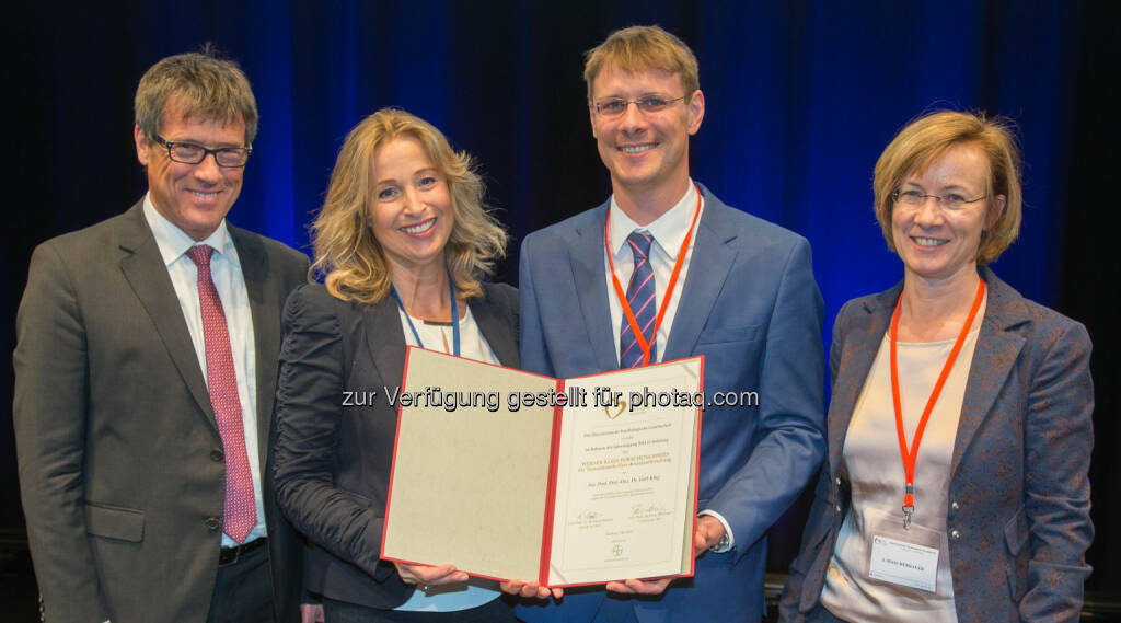 Franz Weidinger (Präsident der Österreichischen Kardiologischen Gesellschaft), Karin Rieder (Leiterin der Abteilung General Medicine bei Bayer Austria), Preisträger Gert Klug und Julia Mascherbauer (Vertreterin der Arbeitsgruppen ÖKG): Bayer Austria Ges.m.b.H.: Bayer Austria stiftet Werner-Klein-Forschungspreis der Österreichischen Kardiologischen Gesellschaft, Fotocredit: Stephanie Suchentrunk/APA-Fotoservice/Vogl, © Aussendung (01.06.2015) 