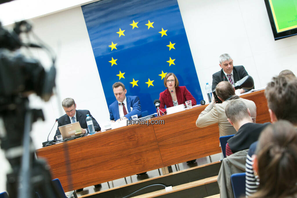 Heinz Miko (EU-Kommission Vertretung in Ö), Johann Sollgruber (Leiter der Vertretung der EU-Kommission in Ö), Gabriele Zgubic (AK Wien), Bernd Lausecker (VKI), © photaq/Martina Draper (01.06.2015) 