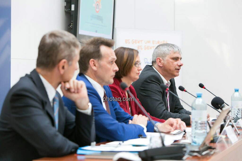 Heinz Miko (EU-Kommission Vertretung in Ö), Johann Sollgruber (Leiter der Vertretung der EU-Kommission in Ö), Gabriele Zgubic (AK Wien), Bernd Lausecker (VKI), © photaq/Martina Draper (01.06.2015) 