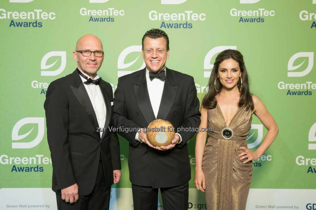 Klaus Dittrich (Messe München), Steven Althaus (BMW), Nazan Eckes: Doppelsieg für BMW i bei GreenTec Awards (C) BMW, © Aussendung (01.06.2015) 