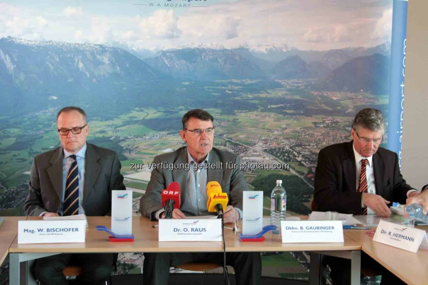 Autor Willi Bischofer, Aufsichtsratsvorsitzender Othmar Raus, Autor Bernd Gaubinger (Bild: Salzburger Flughafen)