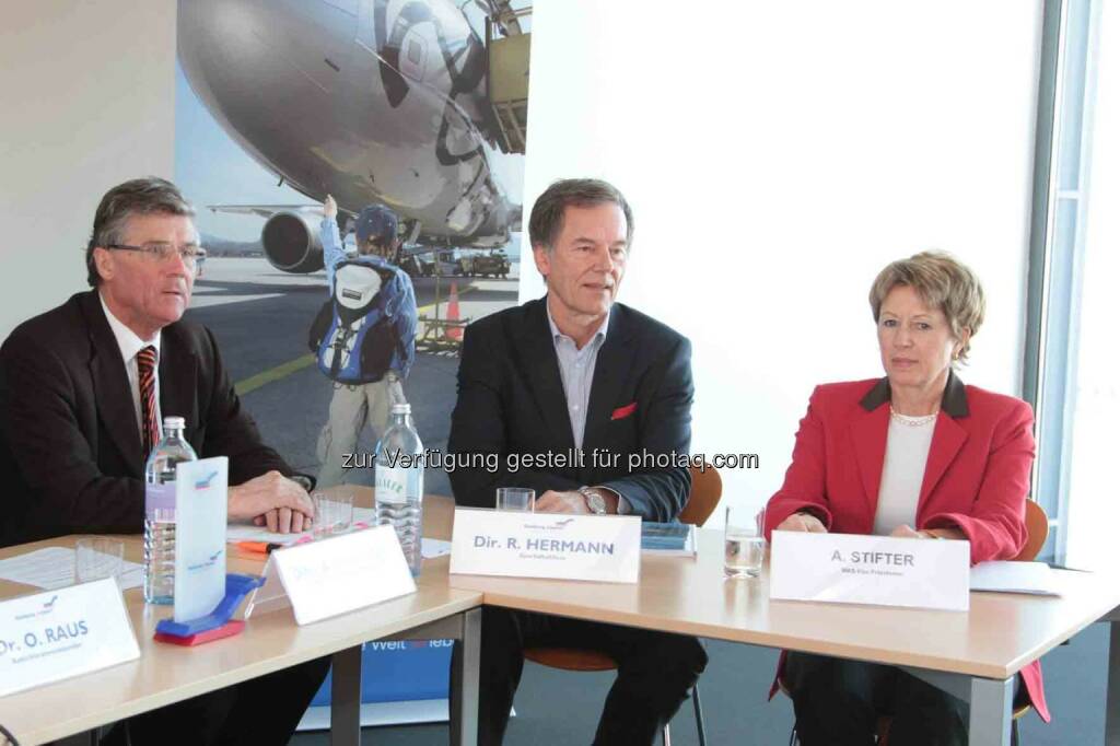 Geschäftsführer Roland Hermann, Autor Bernd Gaubinger, Vizepräsidentin Andrea Stifter (Bild: Salzburger Flughafen) (05.03.2013) 