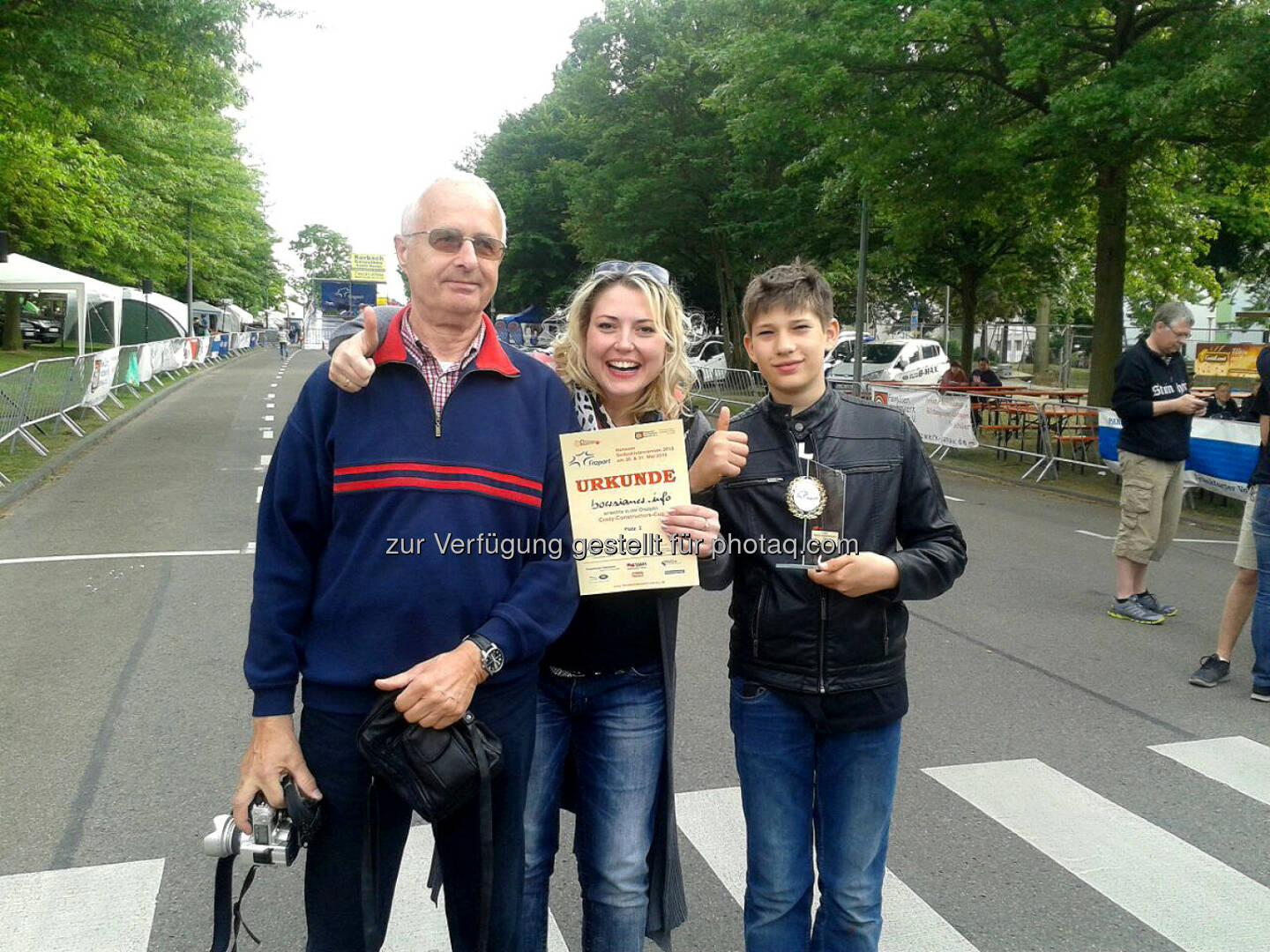 Hans-Jürgen Hanke (ältester Teilnehmer), Stephanie Stefaniak (Anzeigenleiterin boersianer.info), Justin Gerlach