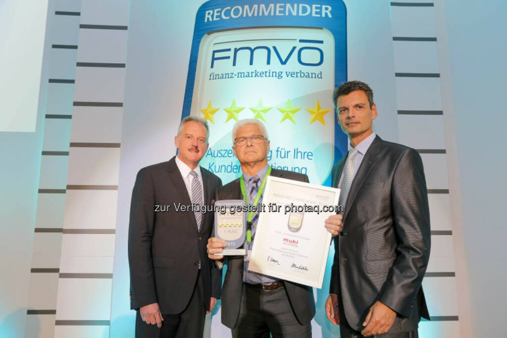 Erich Mayer, Präsident Fmvö; Ladislaus Hartl, Vorstandsdirektor des muki Versicherungsverein auf Gegenseitigkeit; Werner Schediwy, Vizepräsident Fmvö: muki gewinnt Recommender Award 2015. Foto: Finanz-Marketing-Verband Österreich, Wien., © Aussendung (02.06.2015)