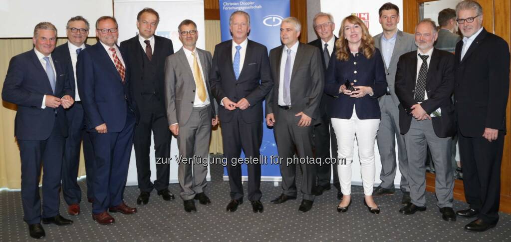 Karl Lehner (Vorstandssprecher OÖ Gesundheits- und Spitals-AG), Georg Reiser (Corporate Human Resources, voestalpine AG), Josef Stockinger (Generaldirektor OÖ Versicherung), Meinhard Lukas (designierter Rektor JKU), Rudolf Winter-Ebmer (CD-Laborleiter), Reinhold Mitterlehner (Vizekanzler und Bundesminister), Gerald Pruckner (CD-Laborleiter), Reinhart Kögerler (Präsident der Christian Doppler Forschungsgesellschaft), Eveline Pupeter (CEO Empori Telecom), Christian Forsterleitner (Vizebürgermeister der Stadt Linz), Felix Wallner (Kammeramtsdirektor OÖ Ärztekammer), Walter Aichinger (Abgeordneter zum OÖ Landtag): Das neue CD-Labor „Alterung, Gesundheit und Arbeitsmarkt“ wurde heute Nachmittag am 2. Juni 2015 von Vizekanzler und Wissenschaftsminister Reinhold Mitterlehner feierlich eröffnet. Die beiden Leiter des Labors sind Prof. Rudolf Winter-Ebmer (Abteilung Arbeitsmarktökonomie, Institut für Volkswirtschaftslehre) und Prof. Gerald Pruckner (Abteilung Gesundheitsökonomie, Institut für Volkswirtschaftslehre sind. (C) JKU, © Aussendung (02.06.2015) 