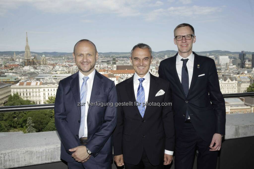 Tourismusdirektor Norbert Kettner, Hilton Country General Manager Austria Norbert B. Lessing, Hotel Manager Ronald Diesenreiter: Hilton Vienna: Österreichs größtes Hotel feiert seinen 40sten Geburtstag © leisure.at/Roland Rudolph, © Aussender (03.06.2015) 