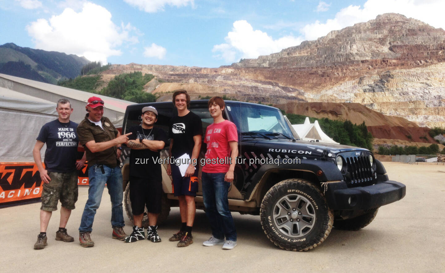 Personen: Julian Stevens (UK), Erzbergrodeo Veranstalter Karl Katoch, Taichi Tanaka (JAP), Vorjahressieger Jonny Walker (UK) und Kazuto Yano (JAP): Erzbergrodeo GmbH: Die ersten Topfahrer stimmen sich auf den Berg aus Eisen ein, (C) Martin Kettner / motorradreporter.at