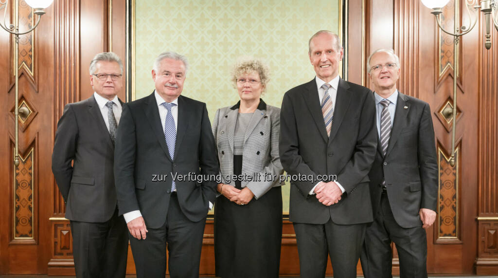 Rainer Weinmann (OVE-Ogma, Siemens), OVE-Generalsekretär Peter Reichel, Michaela Leonhardt  (femOVE, APG AG), die beiden Ogma-Preisträger Martin Feischl und Wilfried Hortschitz, OVE-Präsident Franz Hofbauer (APG AG), OVE-Vizepräsident Kari Kapsch (Kapsch AG): Österreichischer Verband für Elektrotechnik OVE: OVE-Generalversammlung wählte Franz Hofbauer neuerlich zum Präsidenten, (C) OVE/Krpelan, © Aussender (03.06.2015) 