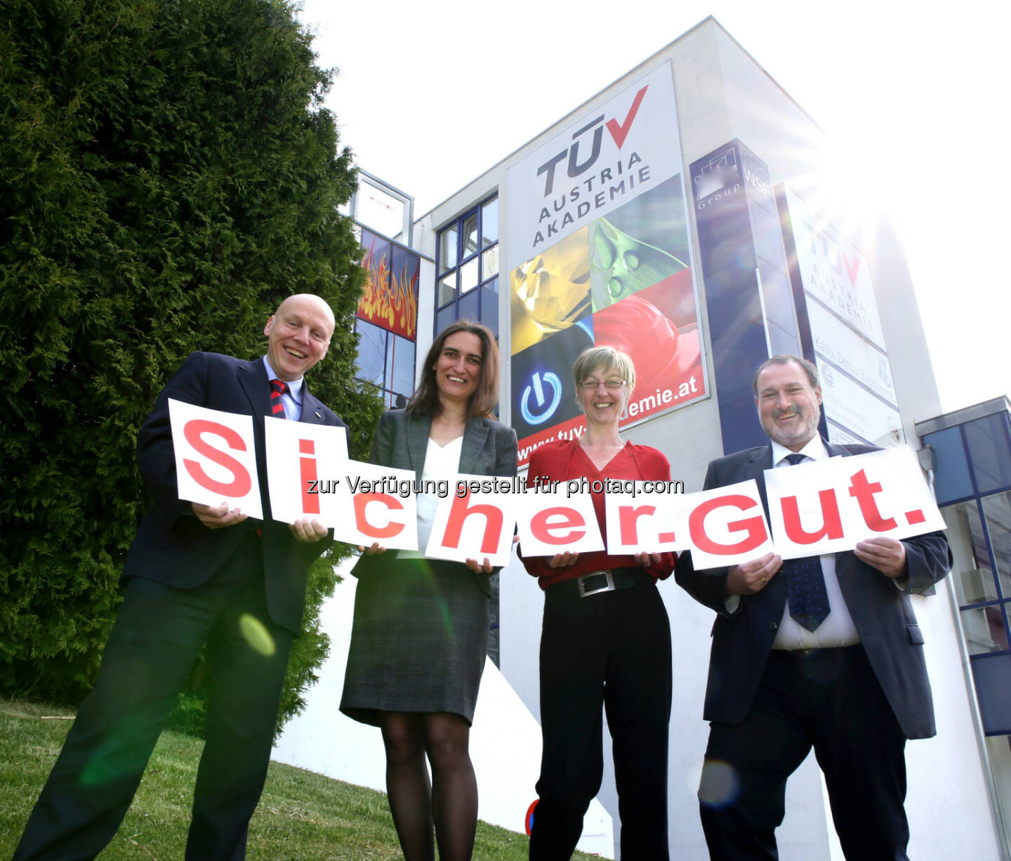 Christian Bayer (Geschäftsführer), Mariella Steininger (Geschäftsfeldleiterin Media), Sylvia Frantar (Geschäftsfeldleiterin Service & Support), Thomas Rochowansky, (Prokurist/Geschäftsfeldleiter Lerndienstleistungen): TÜV Austria: Spiel, Spaß und Praxis am Tag der Weiterbildung 10.6. in der TÜV Austria-OMV Akademie Weinviertel, Fotocredit:Andreas Amsüss/TÜV Austria