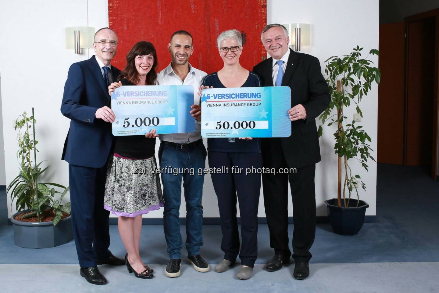 Manfred Rapf (Vorstand s Versicherung), Athena Wolph und Yochai Mevorach (Verein Haarfee), Anita Kienesberger (GF Österreichische Kinder-Krebs-Hilfe) und Heinz Schuster (CEO s Versicherung): s-Versicherung: 55.000 Euro für Österreichische Kinder-Krebs-Hilfe & Verein Haarfee

Fotocredit: Katrin Bruder