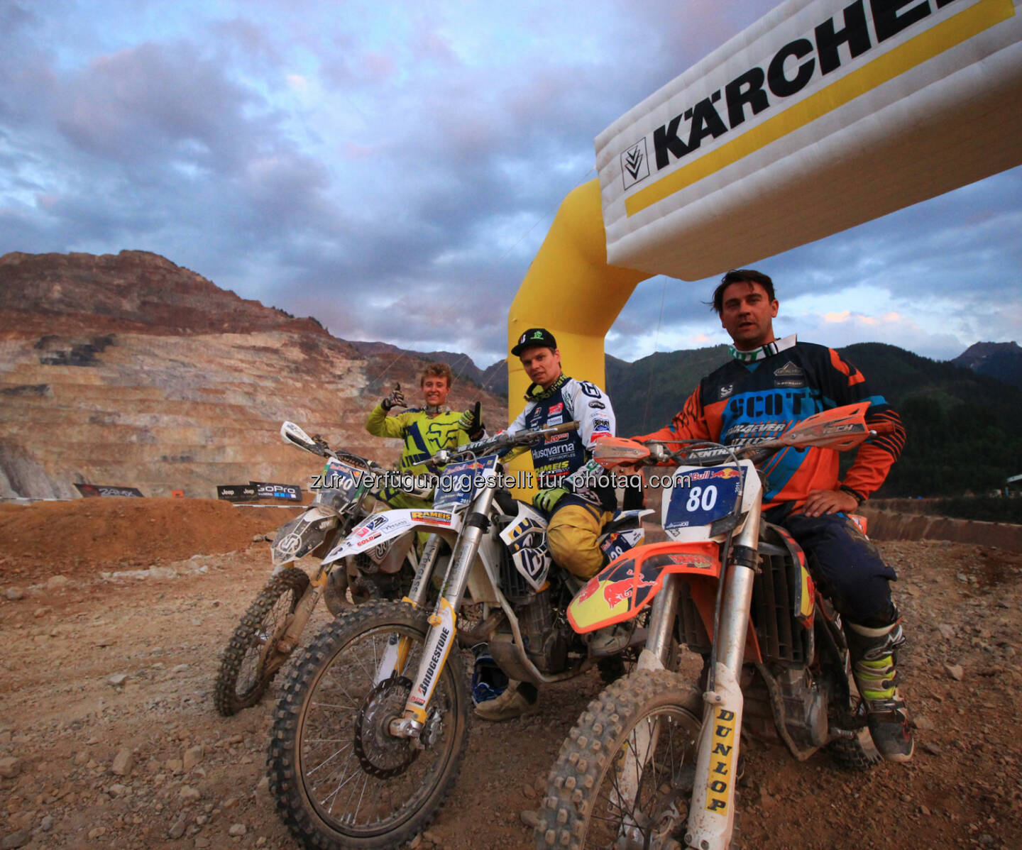 Brad Williams (UK), Sieger Ossi Reisinger (AUT), Jimmy Verburgh (BEL): Kärcher Rocket Ride Podium 2015 - Erzbergrodeo GmbH: Erzbergrodeo XXI: Ossi Reisinger (AUT, Husqvarna) siegt beim Kärcher Rocket Ride 2015, Credit: Erzbergrodeo / motorradreporter.at