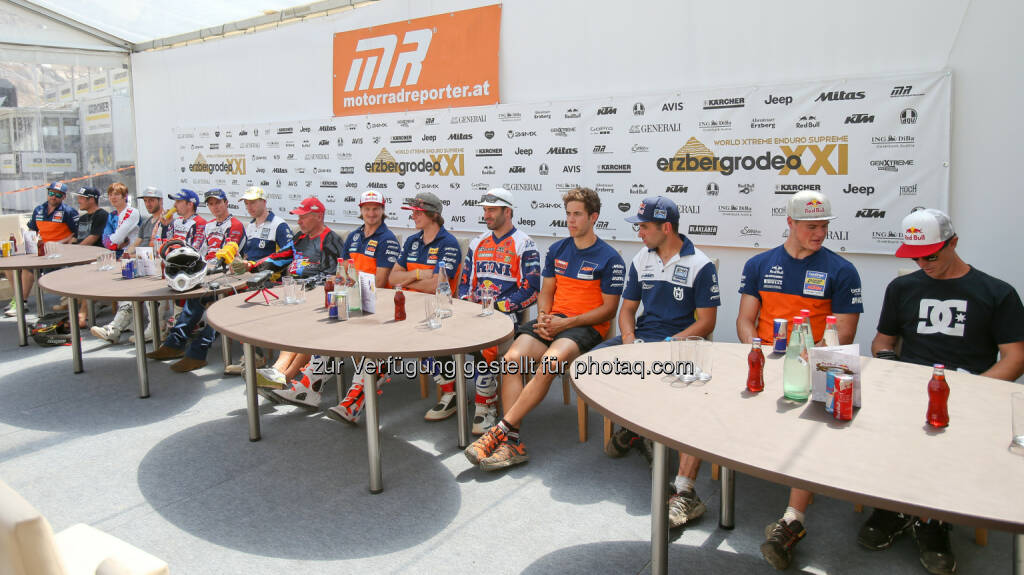 Karl Katoch (Erzbergrodeo/ middle) mit Teilnehmern Erzbergrodeo - Ossi Reisinger (AUT, Husqvarna) siegt beim Kärcher Rocket Ride 2015 (Bild: GEPA pictures/ Christian Walgram), © Aussendung (05.06.2015) 