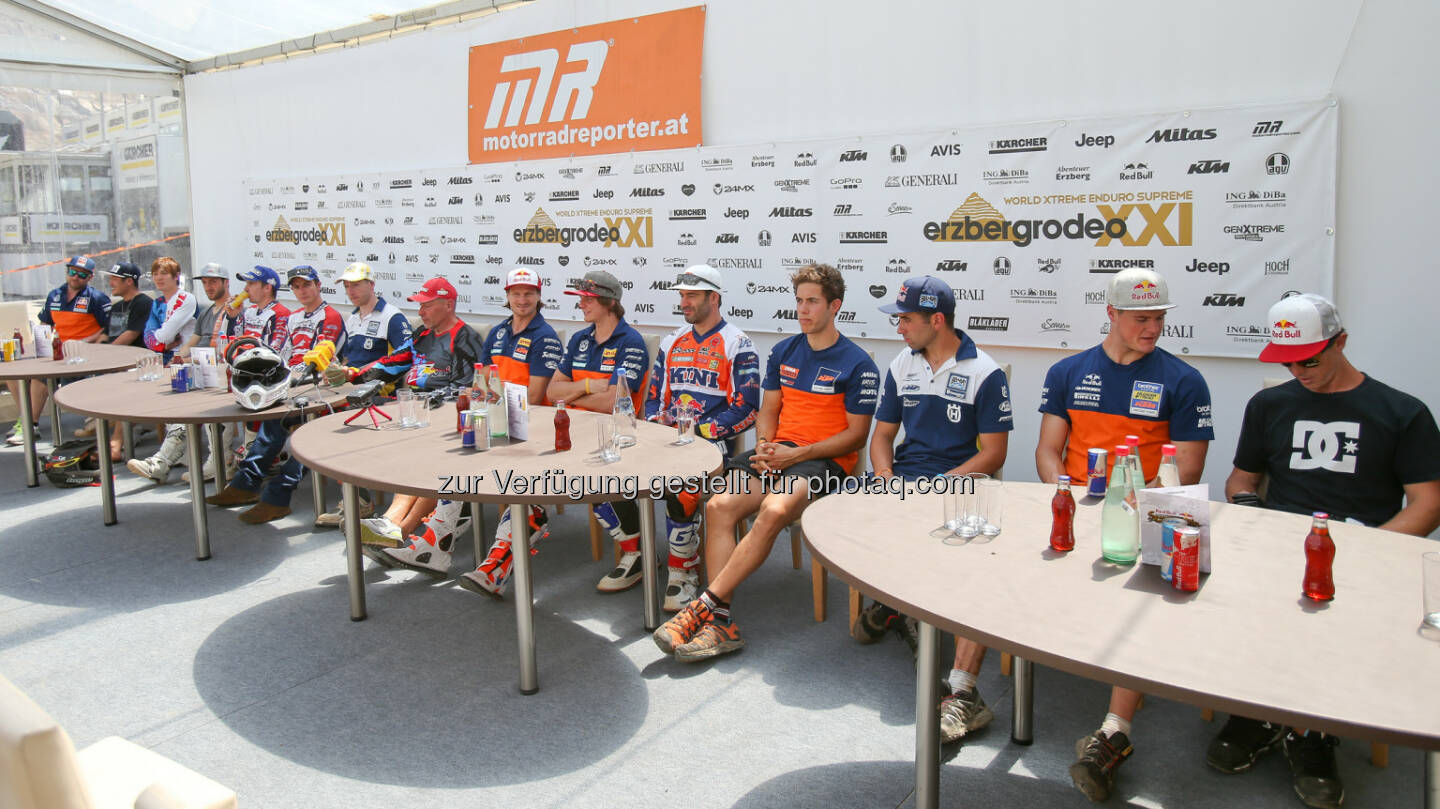 Karl Katoch (Erzbergrodeo/ middle) mit Teilnehmern Erzbergrodeo - Ossi Reisinger (AUT, Husqvarna) siegt beim Kärcher Rocket Ride 2015 (Bild: GEPA pictures/ Christian Walgram)