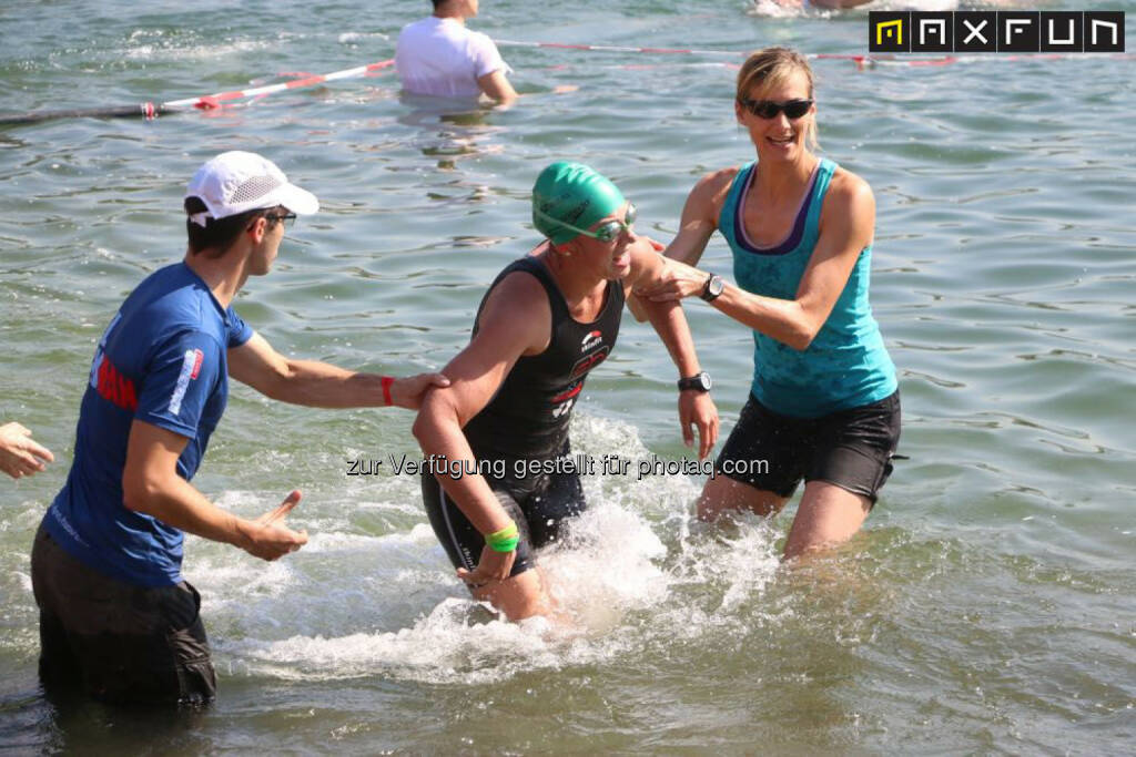 Linz Triathlon, erschöpft, Hilfe, helfen, © MaxFun Sports (07.06.2015) 