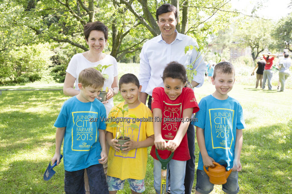 Claudia Ertl-Huemer/Gourmet Geschäftsfeldleiterin für Kindergärten und Schulen, Herbert Fuchs/Geschäftsführer Gourmet - mit Schulkindern: Gourmet: Wo und wie Gemüse wächst – Ernährungswissen für Schulkinder (C) Gourmet, © Aussender (08.06.2015) 