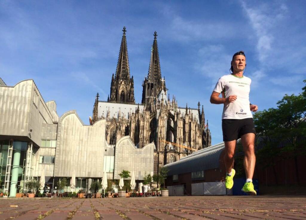 Andreas Schweighofer (Wienerwaldschnecken) läuft beim Kölner Dom, © Diverse  (08.06.2015) 