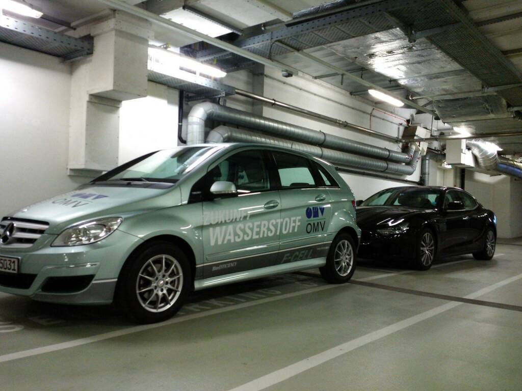 Mit dem OMV-Wasserstoff-Auto und einem Black Beauty Car von Gregor Rosinger für das nächste Fach-PDF unterwegs … http://www.christian-drastil.com/fach-pdf (09.06.2015) 