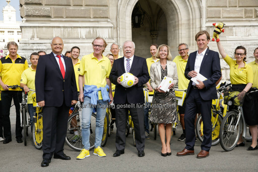 Landtagspräsident Harry Kopietz, Georg Kraft-Kinz, GD Stv. der Raiffeisenlandesbank NÖ-Wien, Bürgermeister Michael Häupl, Vera Em, Geschäftsführerin des AWZ – Aus- und Weiterbildungszentrum Soziales Wien, und Christian Hennefeind, stellvertretender Geschäftsführer des Fonds Soziales Wien, mit dem Managementteam von Raiffeisen in Wien.: Raiffeisenlandesbank NÖ-Wien AG: Raiffeisen Yellow Day in Wien: Bürgermeister Michael Häupl empfängt gelbe Radlertruppe mit GD Stv. Georg Kraft-Kinz, © Aussender (09.06.2015) 