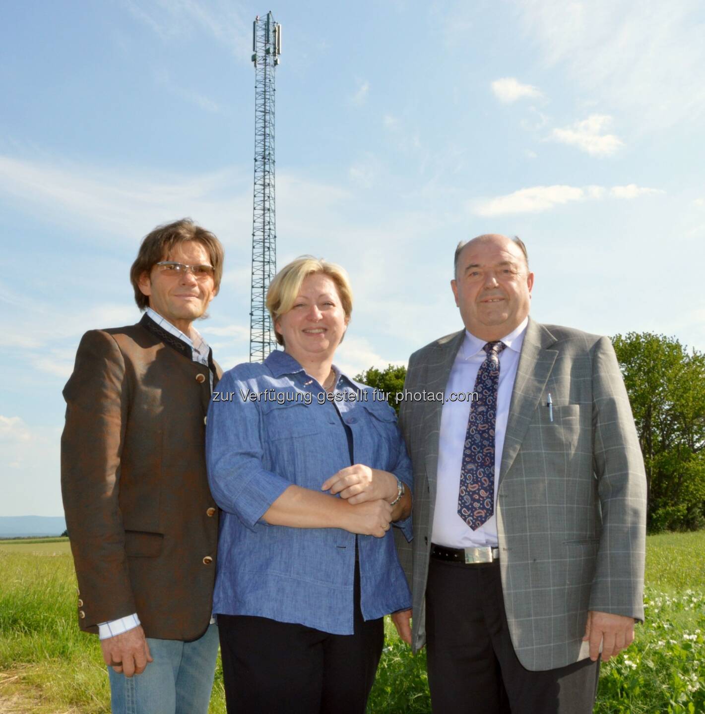 Ortsvorsteher Paul Renner, FMK-Geschäftsführerin Margit Kropik und Bürgermeister Rudolf Pfneisl vor der neuen Mobilfunkstation: Forum Mobilkommunikation - FMK: Ein Fest für einen neuen Mobilfunk-Standort