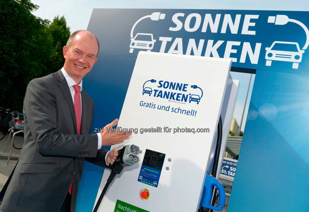 Dietrich Gemmel, Vorsitzender der Geschäftsführung der RWE Effizienz: Aldi Süd nimmt in Stuttgart kostenfreie Schnellladesäule für Elektrofahrzeuge in Betrieb., © Aussendung (10.06.2015) 