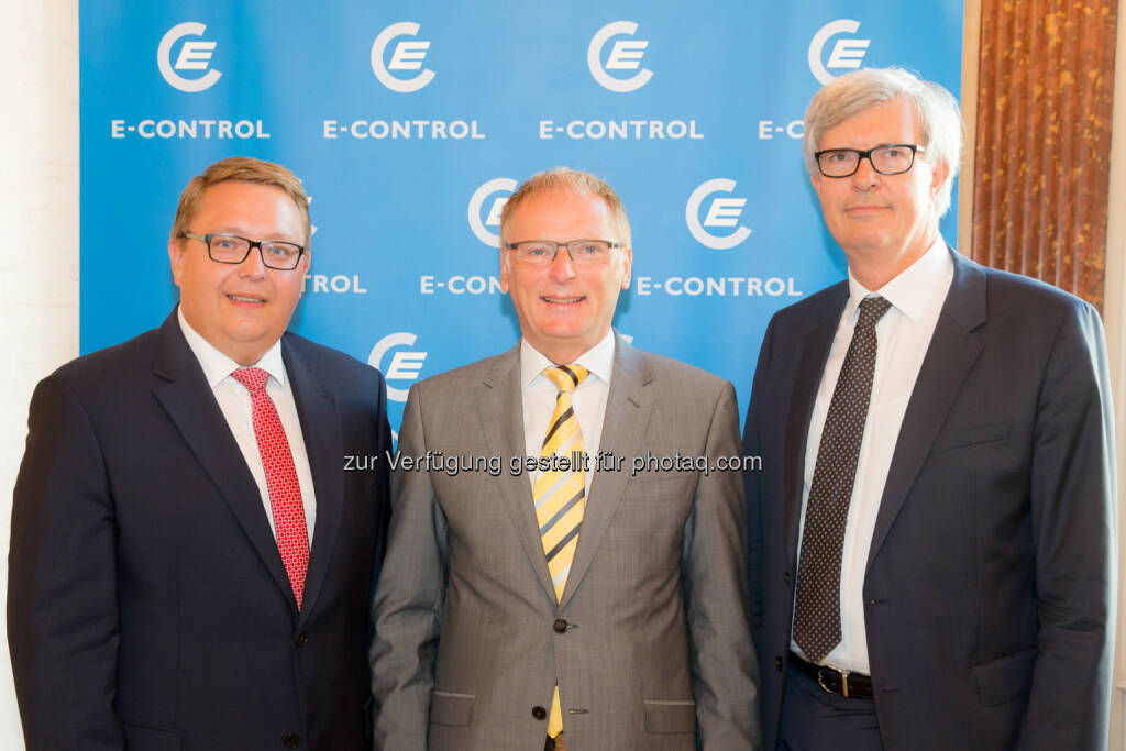 E-Control-Vorstand Martin Graf, Jochen Homann, Präsident Bundesnetzagentur und E-Control-Vorstand Walter Boltz : Energie-Control Austria: Deutscher Energieregulator: Energiewende braucht Infrastrukturausbau (C) Anna Rauchenberger, © Aussendung (12.06.2015) 