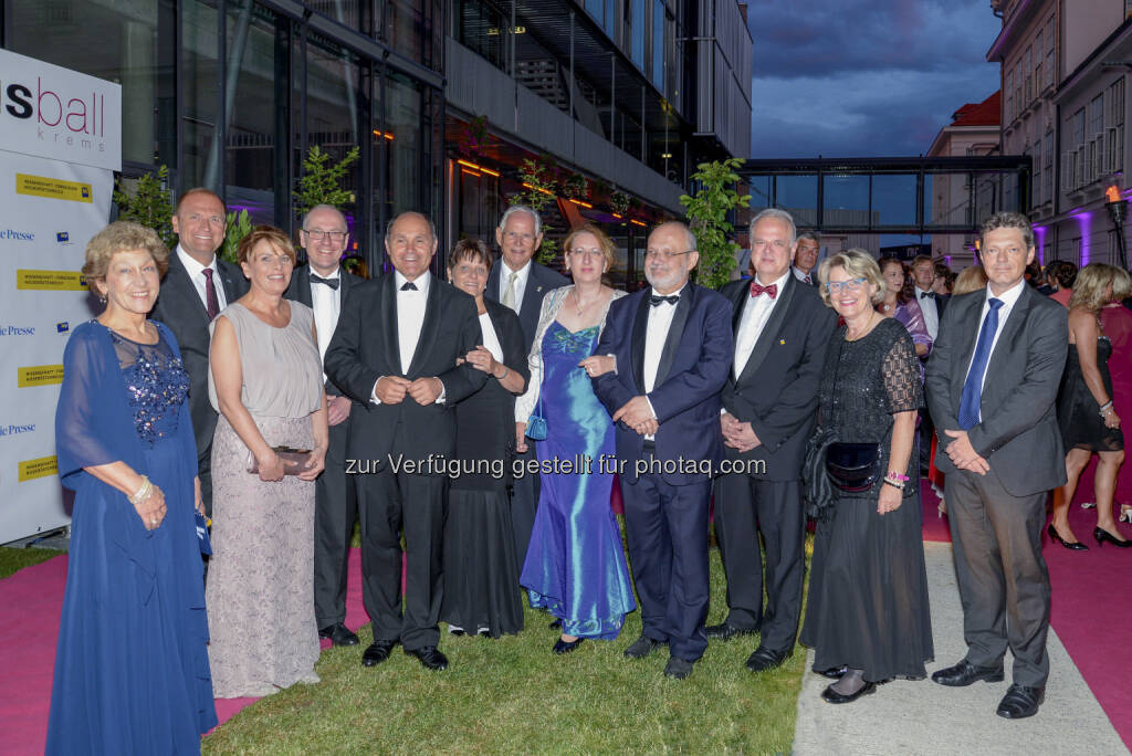 Rektorin Eva Werner (IMC FH Krems), Vorstandsdirektor Bernhard Lackner (NÖ Versicherung) GF Ulrike Prommer (IMC FH Krems), Rektor Friedrich Faulhammer (Donau-Universität Krems), Landeshauptmann-Stellv. Wolfgang Sobotka (Land NÖ), Marlies Sobotka (IMC FH Krems), Heinz Boyer (IMC FH Krems), Beatrix Mallinger, Rektor Rudolf Mallinger (Karl Landsteiner Privatuniversität für Gesundheitswissenschaften), Bürgermeister Reinhard Resch, Bezirkshauptfrau Elfriede Mayrhofer, Arnold Prommer: Campus-Ball Krems: Campus-Ball Krems: Ein Erfolg für Bildung, Wissenschaft und Region (C) © Campus-Ball Krems/L. Kroupa
, © Aussender (15.06.2015) 