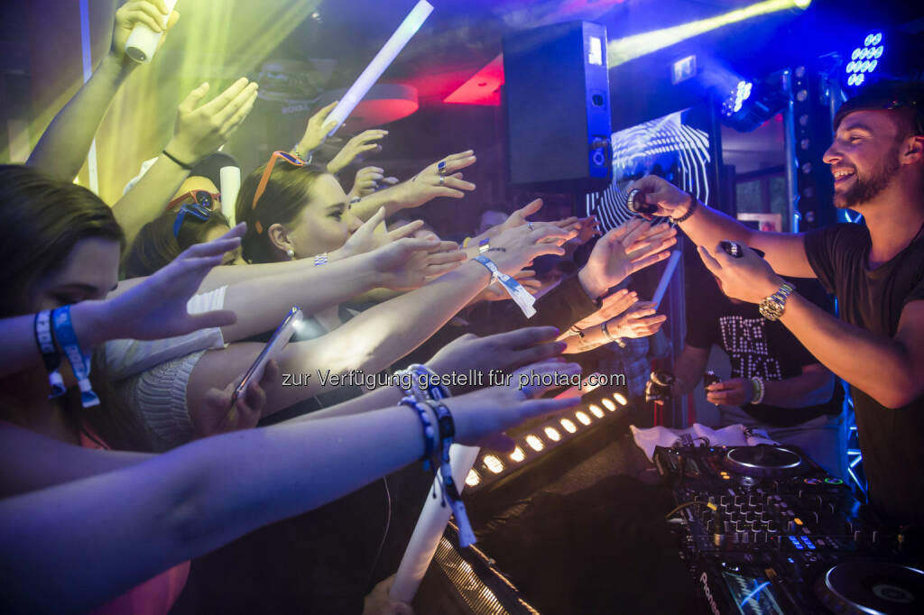 Top-DJ Rene Rodrigezz begeisterte die Fans in Völs., © Nedim Husicic | Optical Engineers (15.06.2015) 