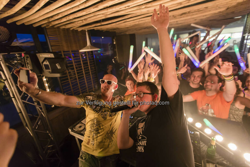 Das DJ-DUO Darius & Finlay stand im McDonald’s Restaurant in Unterweitersdorf an den Turntables, © Nedim Husicic | Optical Engineers (15.06.2015) 