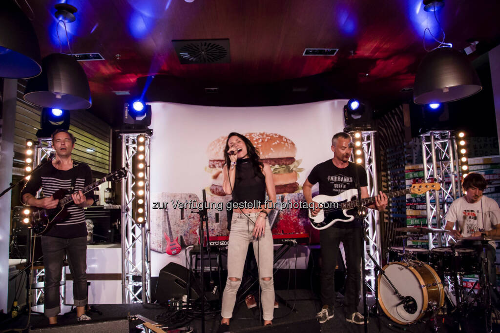 Kathi Kallauch gab ein exklusives Konzert im McDonald’s Restaurant Graz-Seiersberg, © Nedim Husicic | Optical Engineers (15.06.2015) 