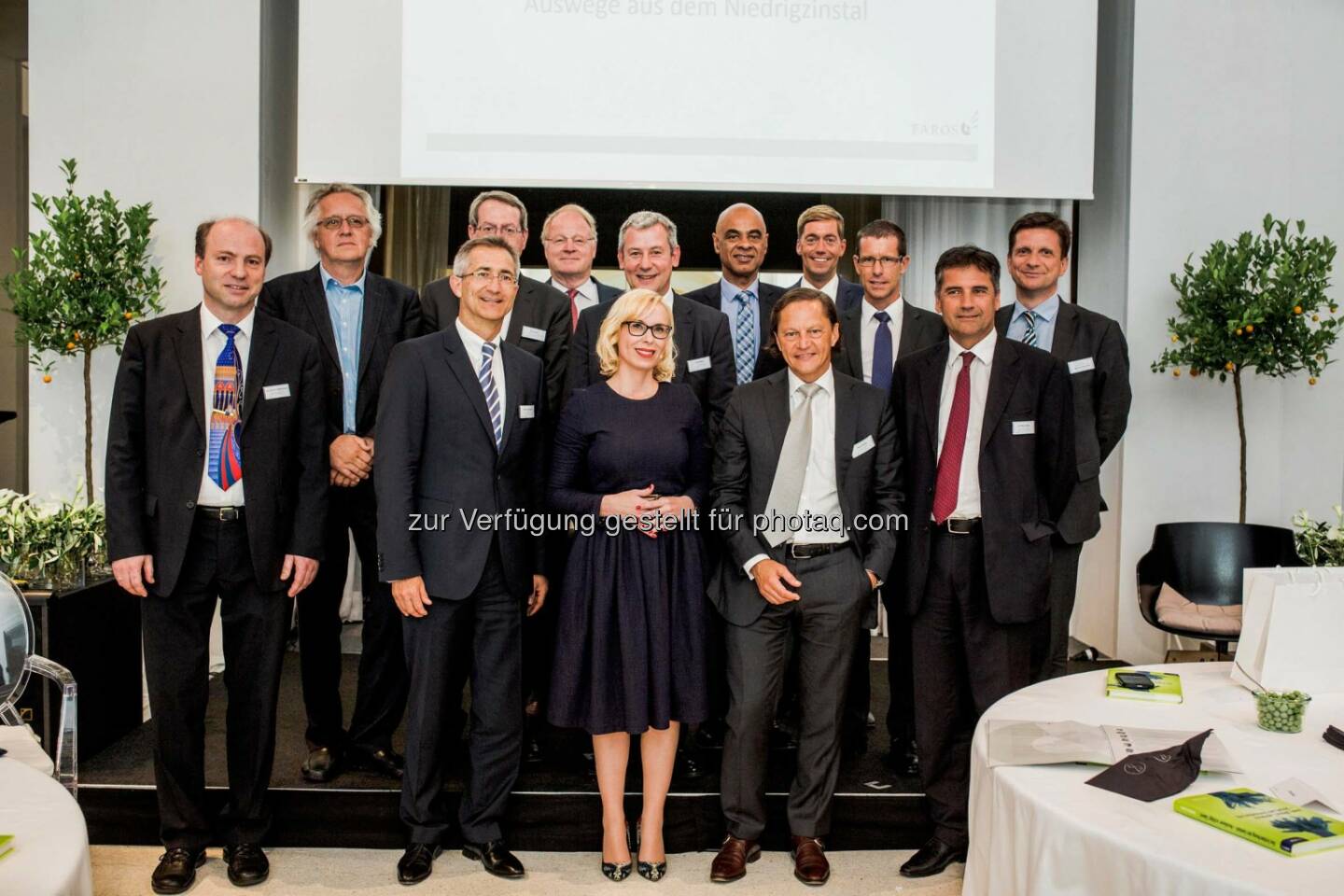 1. Reihe: Martin Sutter, Universität Innsbruck und Köln, Thomas Bargl, Faros Fiduciary Management AG, Barbara Bertolini, Faros Consulting, Sergio Bortolin, Asga Pensionskasse Schweiz, Hannes Gruber, Vienna Insurance Group
2. Reihe: Oskar Ulreich, Finanzmarktaufsicht Österreich; Bruno Wenn, Deutsche Investitions- und Entwicklungsgesellschaft; Uwe Rieken, Gründer von Faros Consulting, Charles M. Huber, Deutscher Bundestag – CDU/CSU-Fraktion, Andreas Markwalder, Pensions- und Ausgleichskasse GastroSocial Schweiz; Georg-Viktor Dax, Valida Pensions- und Versorgungskasse
3. Reihe: Ernst Welteke, ehemaliger Finanzminister Hessen und Präsident der Deutschen Bundesbank a. D.; Andreas G. Scholz, Maleki Communications Group