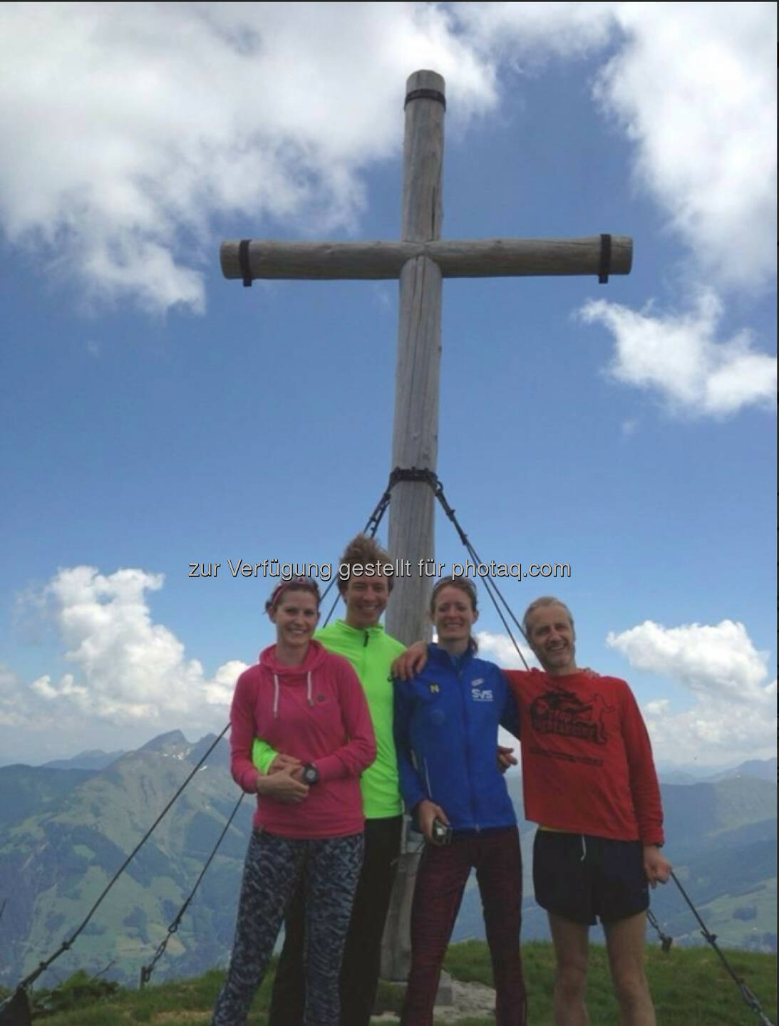 Corinna Choun, Michael Szymoniuk, Siegerin Andrea Mayr, Andreas Stitz am Gipfel. Foto: Szymoniuk & friends
