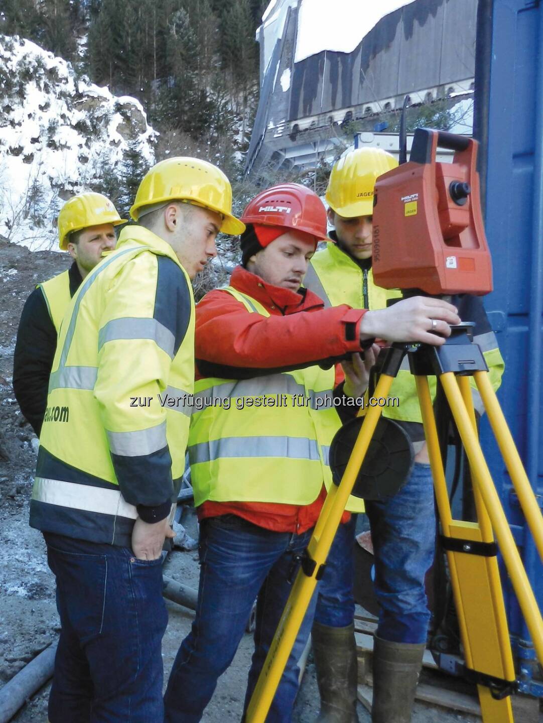 Festo: Triale Ausbildung – Bildungspartner bringen frischen Wind in die Technik: Praxisbesuch auf der Baustelle zur Sanierung des Arlbergtunnels: Lehrlinge aus dem Baugewerbe bei einem von Hilti und „get up!“ durchgeführten Vermessungsworkshop.
Credit: Jäger Bau, Hilti