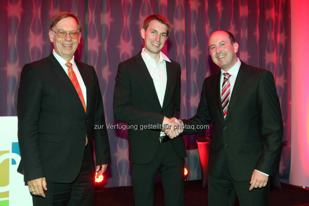 Raimund Wildner (BVM), Wolfgang Ilzer, Robert Sobotka (VMÖ): Der Bundesverband Deutscher Markt- und Sozialforscher (BVM) hat den Grazer Wolfgang Ilzer ausgezeichnet. Im Rahmen des Jahreskongresses der Deutschen Marktforschung erlangte der Nachwuchs-Sozialforscher den dritten Platz. Ilzer konnte eine internationale Fachjury von Markt und Sozialforschern mit seiner Arbeit über eine neue Methode der Nutzenmessung überzeugen. Quelle: BVM / Frank Hempel, © Aussendung (16.06.2015) 