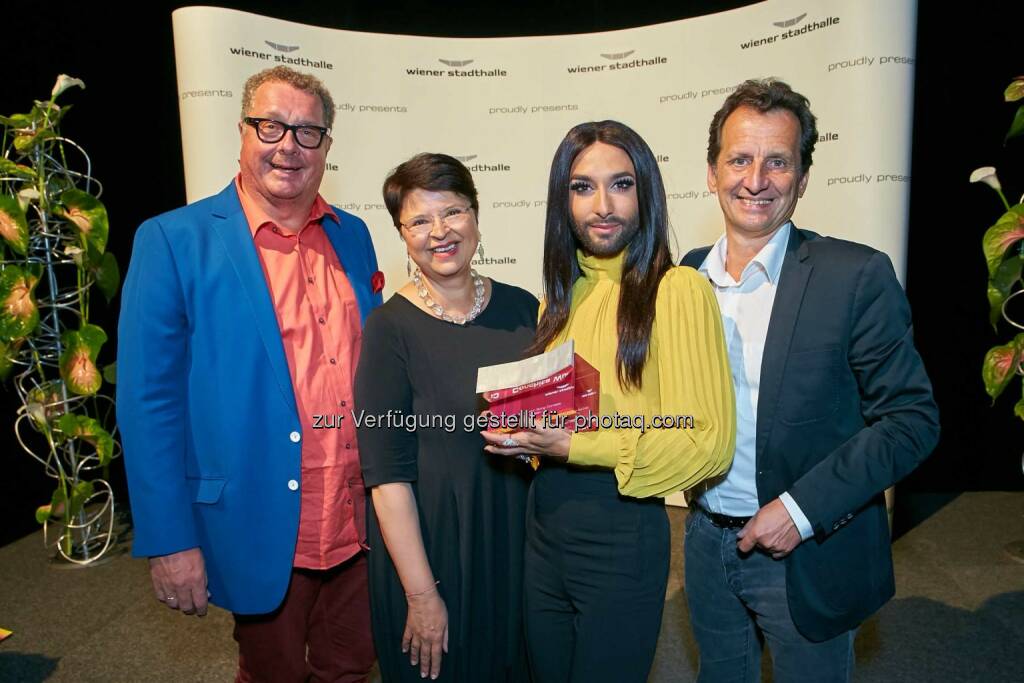 Stadthallen-Geschäftsführer Wolfgang Fischer, Vizebürgermeisterin Renate Brauner, Conchita, Stadtrat Christian Oxonitsch: Wiener Stadthalle: Conchita erhält den erstmals vergebenen „Wiener Stadthallen Flügel“, © Starpix / Alexander Tuma
, © Aussender (16.06.2015) 