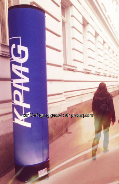 KPMG erobert den Gehsteig in der Porzellangasse (vor dem ehemaligen Austria Tabak-Headquarter): KPMG = Kein Personenfussverkehr, Mein Gehsteig (06.03.2013) 